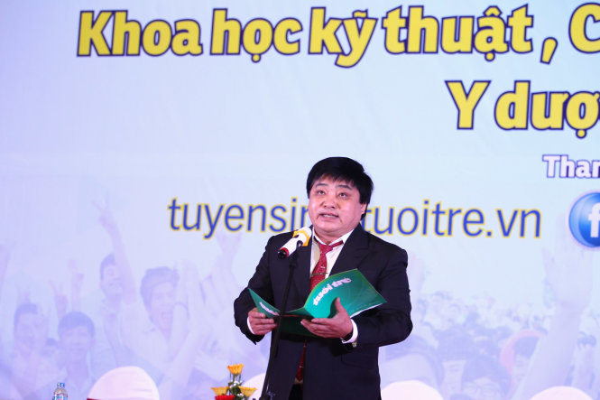Ông Lê Thế Chữ - Phó tổng biên tập báo Tuổi Trẻ phát biểu khai mạc chương trình tư vấn tuyển sinh - hướng nghiệp năm 2016 tại tỉnh Thanh Hoá - Ảnh: Nguyễn Khánh