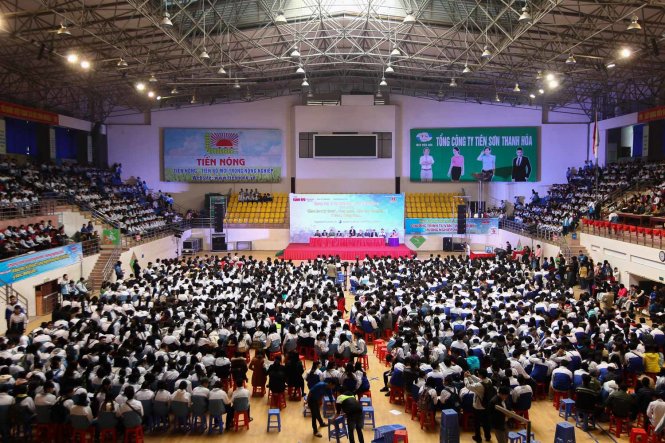 Hàng ngàn các bạn học sinh lớp 12 tại tỉnh Thanh Hoá đã có mặt tại Trung tâm huấn luyện và thi đấu thể dục thể thao tỉnh Thanh Hoá để tham dự chương trình tư vấn tuyển sinh - hướng nghiệp năm 2016 - Ảnh: Nguyễn Khánh