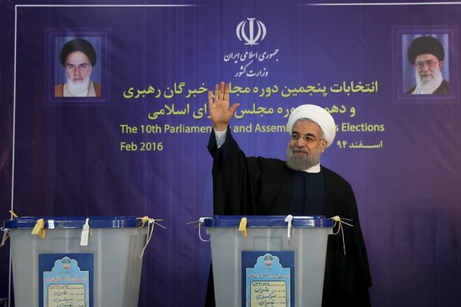 Tổng thống Iran Hassan Rouhani tại một điểm bỏ phiếu. Ảnh: Reuters