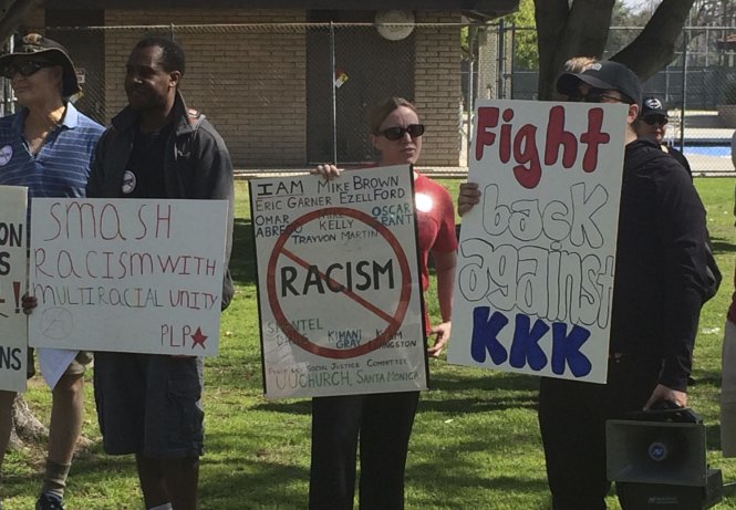 Người biểu tình phản đối KKK ở California hôm 27-2. Ảnh: Reuters
