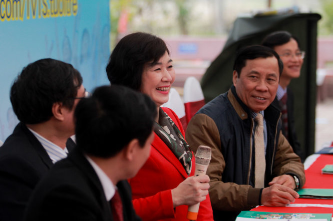 PGS.TS Lê Thị Thu Thuỷ, Trưởng phòng quản lý đào tạo trường ĐH Ngoại Thương bật cười trước một câu hỏi thú vị từ phía các bạn học sinh tại tỉnh Thanh Hoá - Ảnh: Nguyễn Khánh