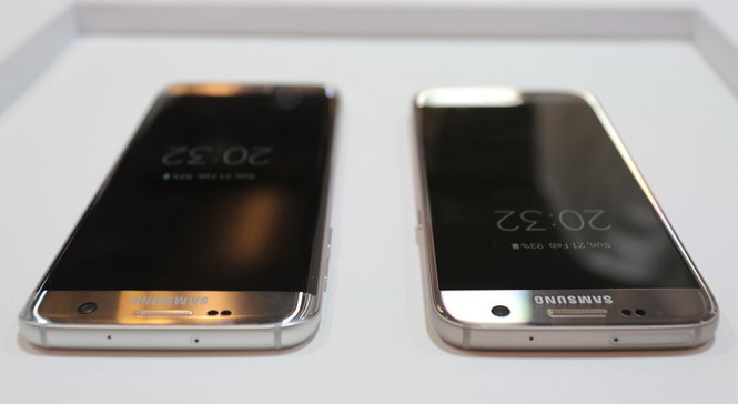 Galaxy S7 edge màn hình cong tràn hai cạnh bên (trái) và Galaxy S7 - Ảnh: ArsTechnica
