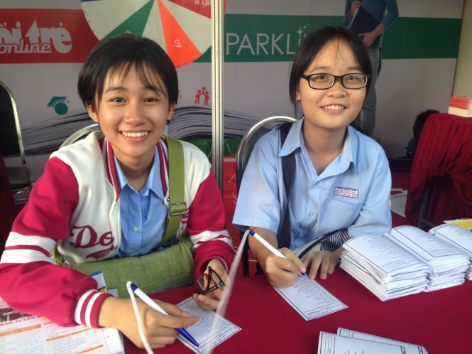 Hai em Thanh Hương (trái) và Bảo Châu tìm hiểu thông tin tại gian hàng của chuyên trang tuyensinh.tuoitre.vn - Ảnh: T.M