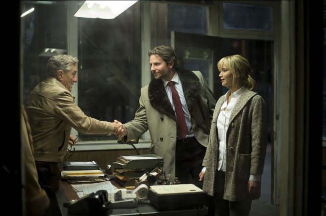 Robert De Niro, Bradley Cooper và Jennifer Lawrence trong phim Joy - Ảnh: IMDB