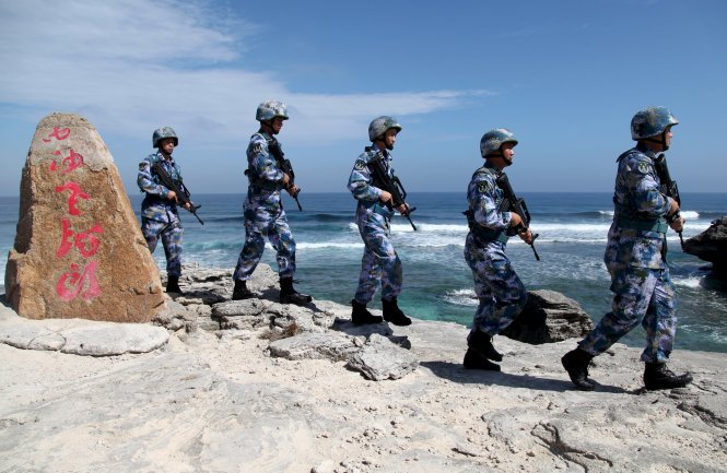 Lính Trung Quốc tuần tra trên đảo Phú Lâm chiếm đóng trái phép của Việt Nam ngày 29-1-2016 (Reuters)
