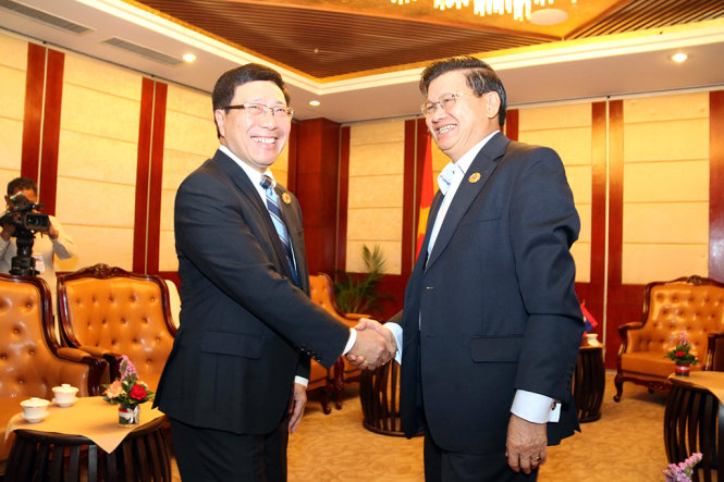 Phó thủ tướng, Bộ trưởng Bộ Ngoại giao Phạm Bình Minh (trái) có cuộc gặp song phương với Phó thủ tướng, Bộ trưởng Ngoại giao Lào Thongloun Sisoulith