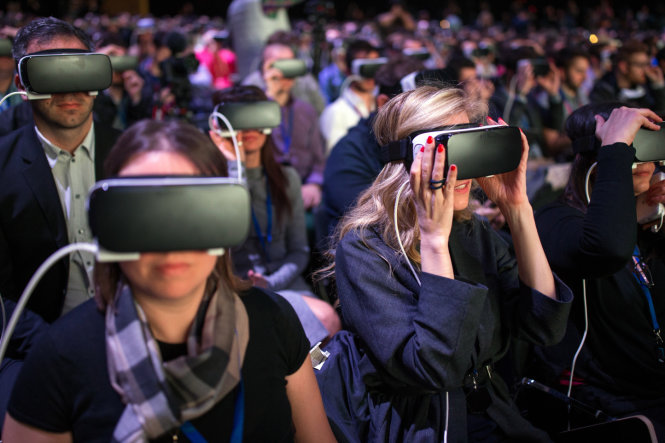 Người tham dự sự kiện ra mắt sản phẩm Samsung Galaxy S7 tại MWC 2016 theo dõi qua kính thực tại ảo Gear VR - Ảnh: Innovation-village.com