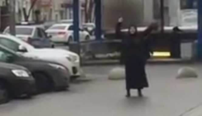 Hình ảnh người phụ nữ cầm đầu của một đứa bé tại Moscow, Nga - Ảnh chụp từ video clip