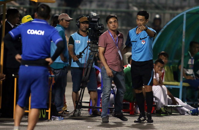 HLV Nguyễn Đức Thắng phản ứng trọng tài bàn dữ dội với tình huống thủ môn đội nhà bị phạt do giữ bóng quá 6 giây - Ảnh: N.K.
