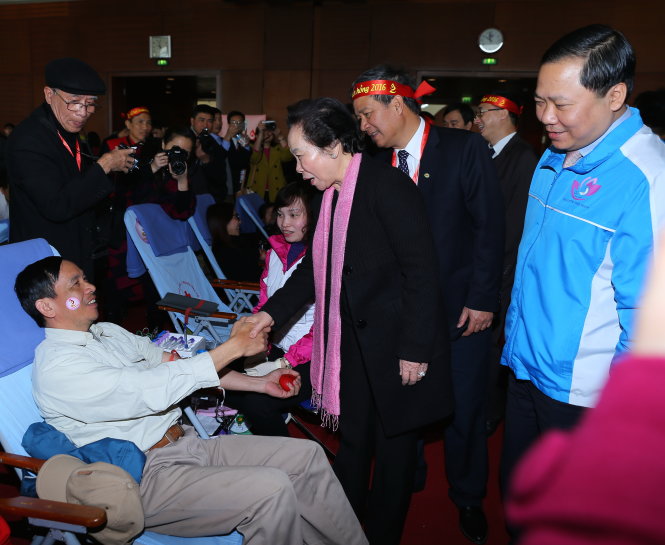 Phó chủ tịch nước Nguyễn Thị Doan thăm hỏi người hiến máu tại lễ hội Xuân hồng lần thứ 9-2016 - Ảnh: Trần Ngọc Kha