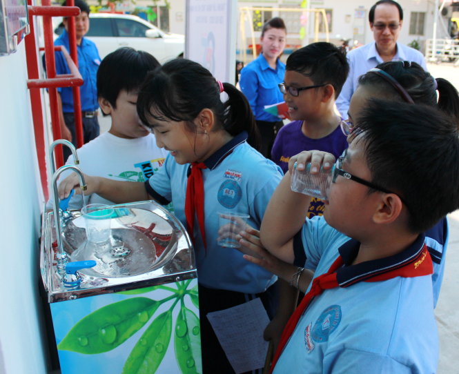 Các bạn nhỏ thích thú vì lần đầu tiên được uống nước trực tiếp từ nguồn - Ảnh: Q.L.