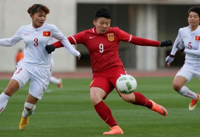 Các cầu thủ nữ VN (trái) đã có một trận đấu xuất sắc trước Trung Quốc. Ảnh: AFC