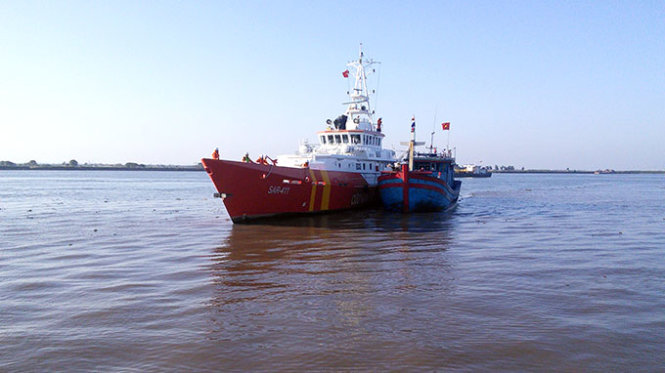 Tàu SAR 411 đưa 6 ngư dân cùng tàu cá bị nạn về cảng Ninh Cơ, Nam Định - Ảnh: Vietnam MRCC
