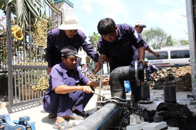 Công nhân miệt mài thi công đường ống dẫn nước cứu khát hàng ngàn hộ dân xã Tân Tây, Tân Đông, Kiểng Phước chiều 26-2 - Ảnh: V.TR.