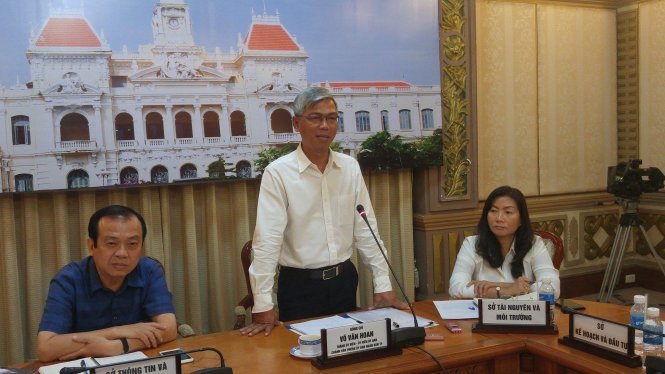 Chánh Văn phòng UBND TP.HCM - Võ Văn Hoan đang trả lời báo chí tại cuộc họp báo ngày 29 - 2 (Ảnh: VIỄN SỰ)