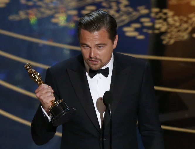 Leonardo DiCaprio trên bục nhận giải.