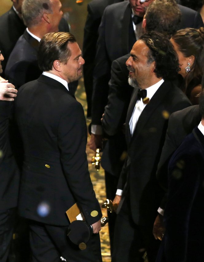 Leonardo DiCaprio và đạo diễn Alejandro Inarritu chia vui khi cùng nhau đoạt tượng vàng.