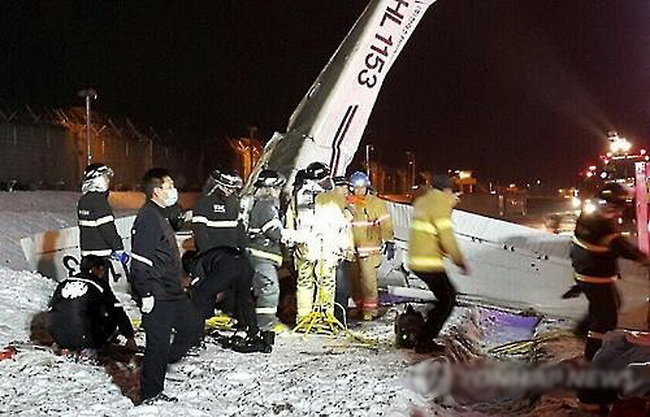 Chiếc máy bay rơi xuống một bãi đất trống trong sân bay nên không gây ảnh hưởng đến các chuyến bay khác - Ảnh: Yonhap