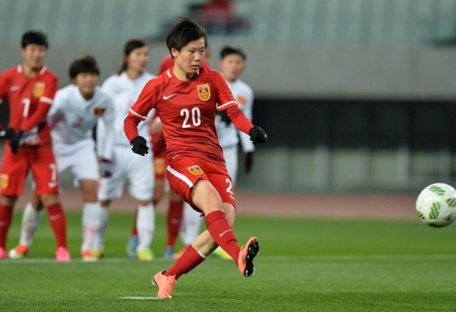 Zhang Rui (số 20) ghi bàn trên chấm phạt đền cho Trung Quốc - Ảnh: AFC
