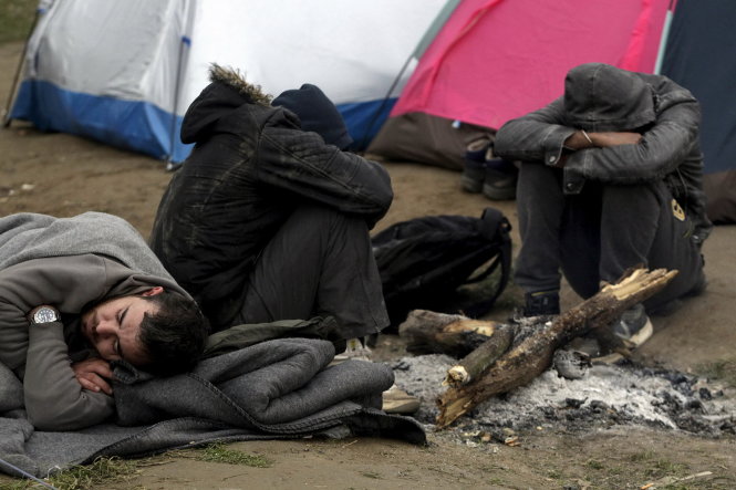 Người nhập cư vạ vật ngoài trời giá rét ở vùng biên giới Hi Lạp - Macedonia chờ xin được nhập cư (ảnh chụp ngày 29-2) - Ảnh: Reuters
