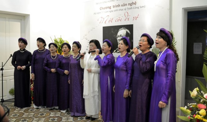 Các cựu nữ sinh Huế thể hiện các ca khúc của nhạc sĩ Trịnh Công Sơn - Ảnh: Gia Hưng