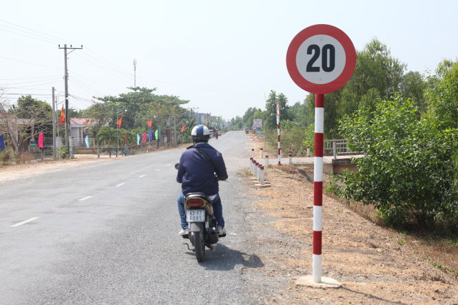 Biển báo “rùa” trên đường Tràm Mù, huyện Tân Phước, Tiền Giang khiến nhiều người dân bức xúc