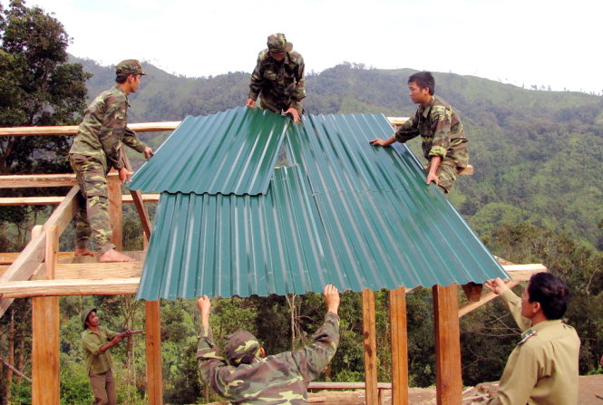 Bộ đội biên phòng Lai Châu dựng nhà tại Ka Lăng để gọi đồng bào La Hủ từ rừng thẳm về sống tập trung, cải thiện đời sống - Ảnh: Đức Duẩn