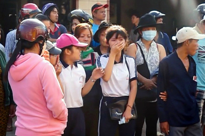Nữ sinh khóc ngất khi chứng kiến thảm cảnh của bạn học - Ảnh: Trung Anh
