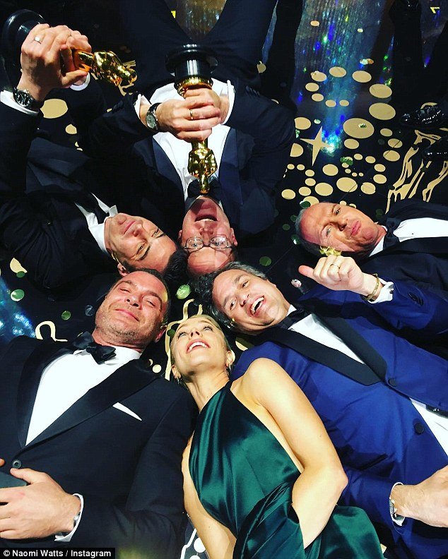 Các diễn viên phim Spotlight ăn mừng chiến thắng Oscar bằng bức ảnh selfie thú vị. Ảnh: Instagram.