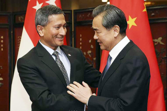Ngoại trưởng Singapore Vivian Balakrishnan và người đồng cấp Vương Nghị tại Bắc Kinh ngày 29-2 - Ảnh: Reuters