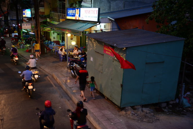 Chốt dân phòng trên đường Trường Sa, Q. Bình Thạnh đặt cạnh một dãi các quán nhậu, quán cà phê - Ảnh: Thanh Tùng