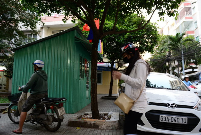 Một chốt dân phòng đặt cạnh công viên gần đường Phan Xích Long, Q. Bình Thạnh che chắn lối đi người dân, phía trước là những chiếc xe ô tô án ngữ trước cửa - Ảnh: Thanh Tùng