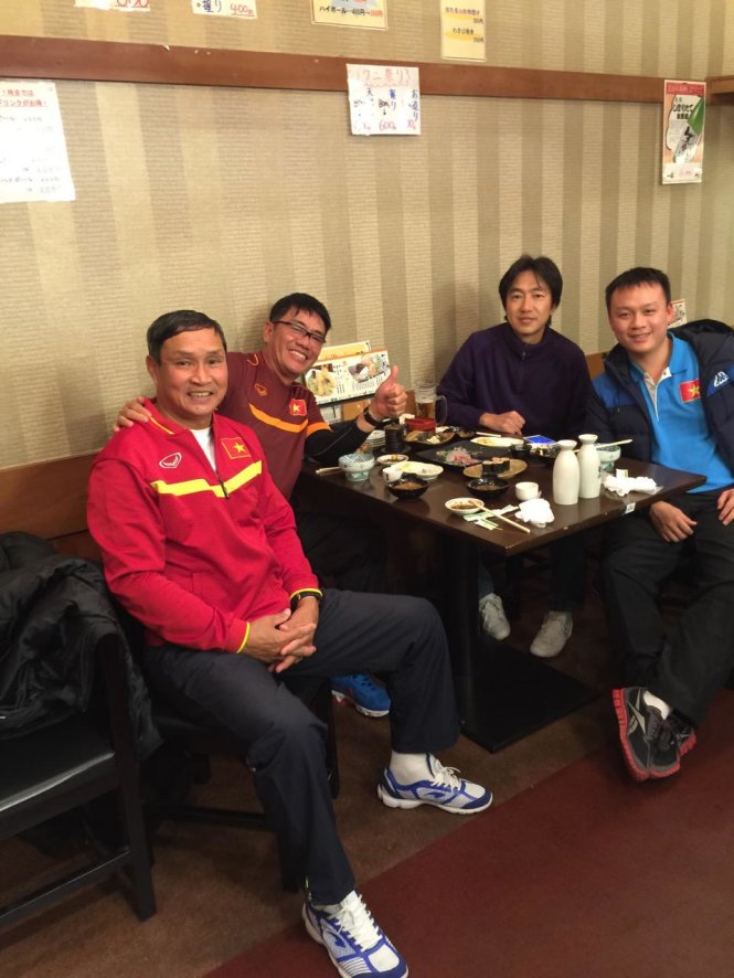 HLV Miura cùng trưởng đoàn Dương Vũ Lâm, HLV Mai Đức Chung và phó phòng ĐTQG Đoàn Anh Tuấn tại Nhật - Ảnh: Tuấn Văn