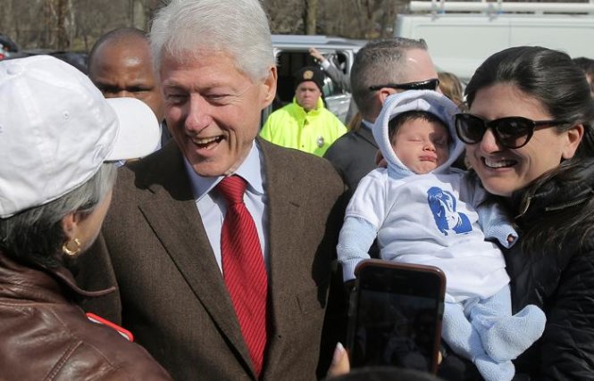 Cựu tổng thống Bill Clinton tươi cười với mọi người ở Thư viện Newton Free trong ngày 1-3 - Ảnh: Boston Globe