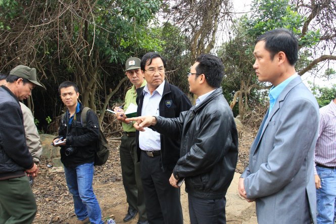 Ông Phùng Tấn Viết, phó chủ tịch UBND TP Đà Nẵng, kiểm tra hiện trường vụ xâm hại rừng                      - Ảnh: Trường Trung