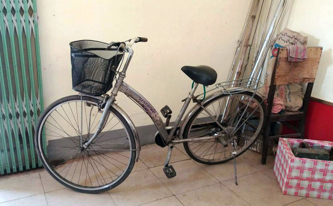 Chiếc xe đạp được xác định là của Tùng được phát hiện trên cầu Bến Thủy - Ảnh: Công an cung cấp