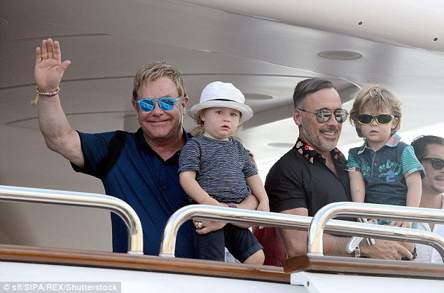 Cặp đôi Elton và David với các con - Ảnh: Shutterstock
