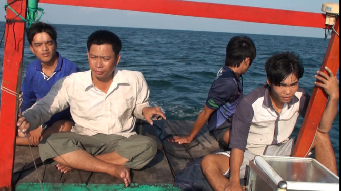 Ngư dân Huỳnh Quốc Nam (thứ hai từ trái sang) hỗ trợ phóng viên Tuổi Trẻ ra biển điều tra vụ bảo kê ngư trường biển Tây Nam - Ảnh: Tiến Trình