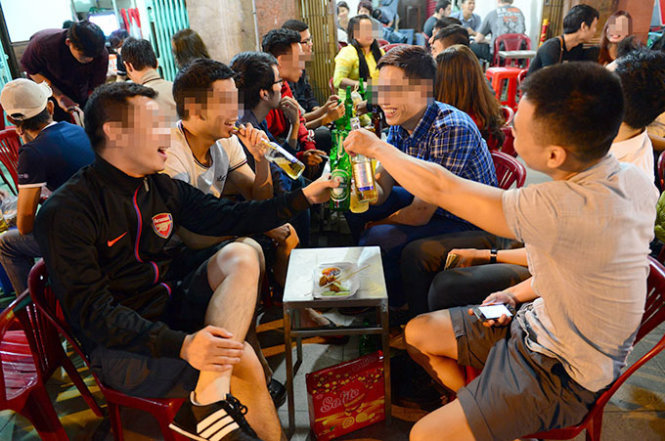 Trong một quán nhậu, chúng tôi quan sát chiếm số lượng đông nhất là người trẻ tuổi - Ảnh: Quang Định