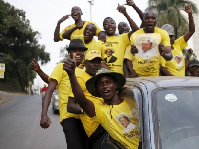 Những người ủng hộ tổng thống Uganda, Museveni, ăn mừng chiến thắng sau bầu cử tại Kampala, Uganda ngày 20-2-2016 - Ảnh: Reuters