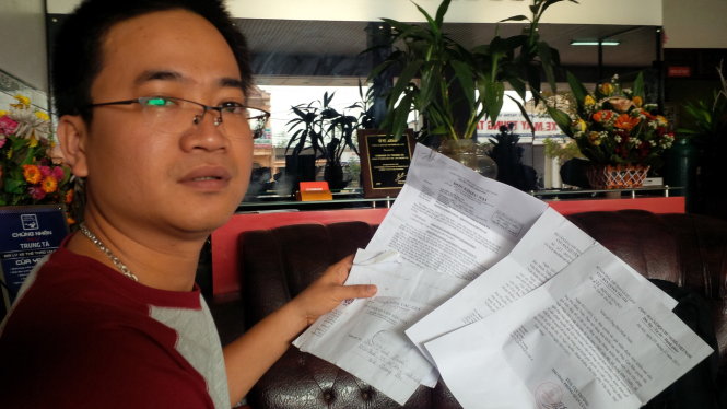 Ông Bùi Minh Tuấn với chồng đơn thư khiếu nại gửi cho VTV về gần 20 lần vi phạm bản quyền ông ghi lại được  - Ảnh: Quốc Nam
