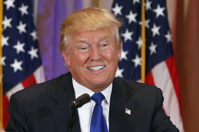 Ông Donald Trump vui mừng thông báo kết quả trong họp báo tại bang Florida tối 1-3 - Ảnh: Reuters
