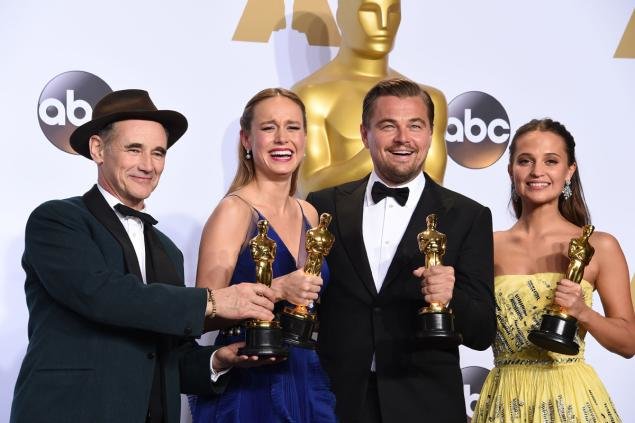 Bốn diễn viên đoạt giải hạng mục diễn viên chính và phụ xuất sắc nhất (từ trái qua): Mark Rylance, Brie Larson, Leonardo DiCaprio, Alicia Vikander  -mysinchew.com