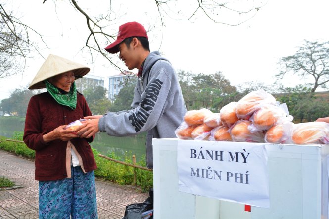 Chiếc bánh mì miễn phí giúp bà Trần Thị Hương (74 tuổi, phường Thủy Xuân, TP Huế) không phải lo bữa trưa - Ảnh: Gia Hưng