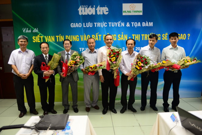 Đại diện báo Tuổi Trẻ tặng hoa cho các khách mời giao lưu - Ảnh: Quang Định