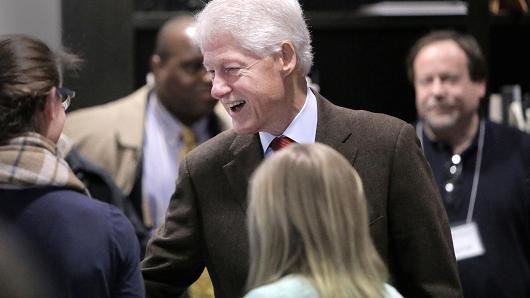 Tổng thống Bill Clinton trò chuyện với mọi người trong điểm bầu cử tại Newton, bang Massachusetts ngày 1-3 - Ảnh: Boston Globe