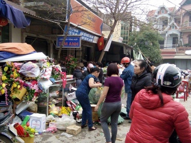 Tiểu thương chợ Hiếu dọn dẹp tài sản sau vụ hỏa hoạn vào rạng sáng 3-3 - Ảnh: Trần Dương
