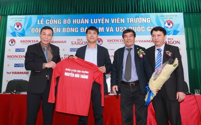 HLV Hữu Thắng (thứ hai từ trái sang) trong buổi lễ ký hợp đồng. Ảnh: Nam Khánh