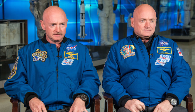 Scott Kelly (phải) và anh em sinh đôi Mark Kelly - Ảnh: NASA