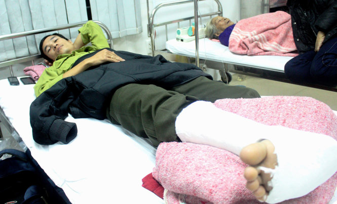 Anh Lê Anh Tuấn, kiểm lâm viên bị nhóm lâm tặc đánh trọng thương đang điều trị tại Bệnh viện Trường Đại học Y dược Huế - Ảnh: Nhật Linh.